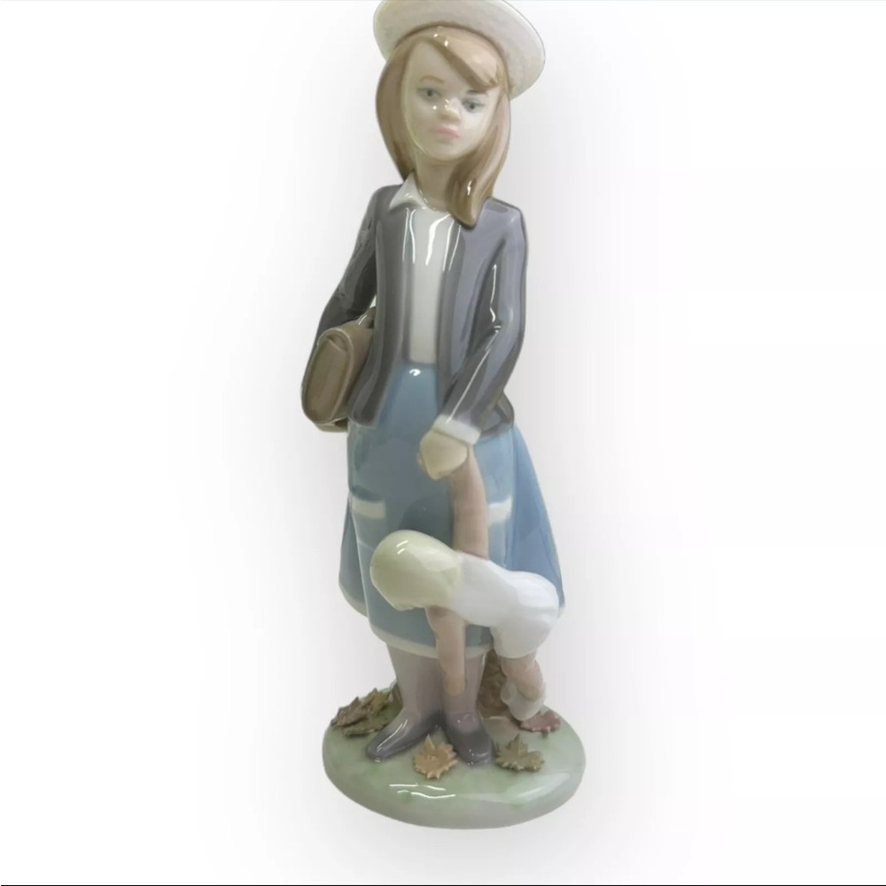 Lladro Figure #5218 "Autumn" School Girl (1984 - 2000) - Mint Condition